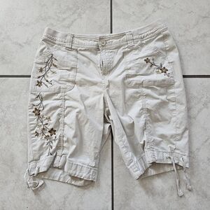 LIKE NEW St. John's Bay Moonbeam Cargo Shorts with Floral Embroidery